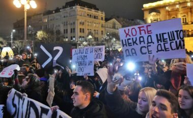 Bllokohen fakultetet, studentët protestojnë para presidencës serbe – i fishkëllejnë Vuçiqit