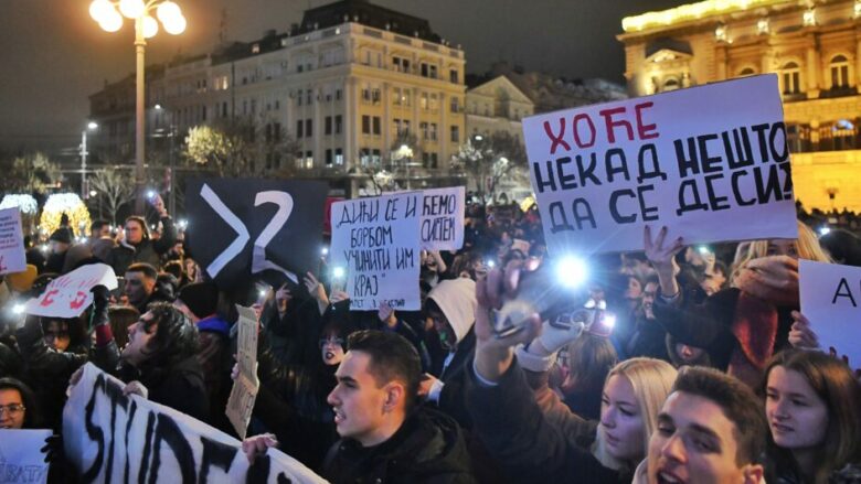 Bllokohen fakultetet, studentët protestojnë para presidencës serbe – i fishkëllejnë Vuçiqit