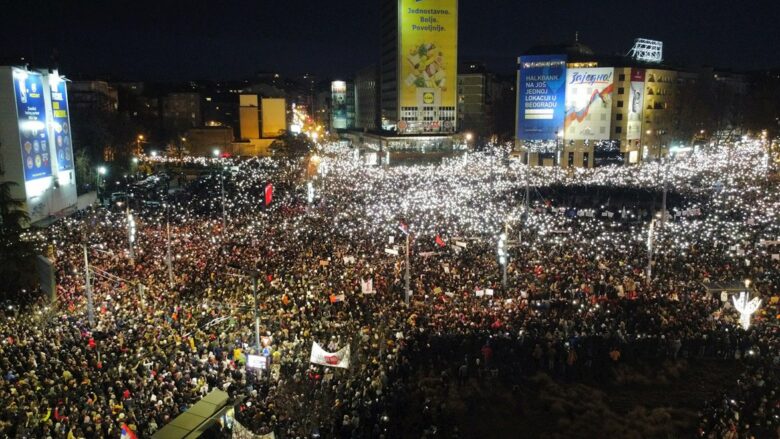 “Sapo kemi filluar”: Studentët e pakënaqur me pushtetin, me mesazh pas protestës masive në Beograd të Serbisë