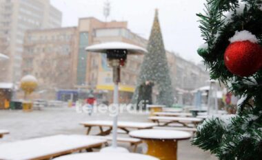 Në prag të festave të fundvitit, Prishtina mbulohet nga fjollat e borës