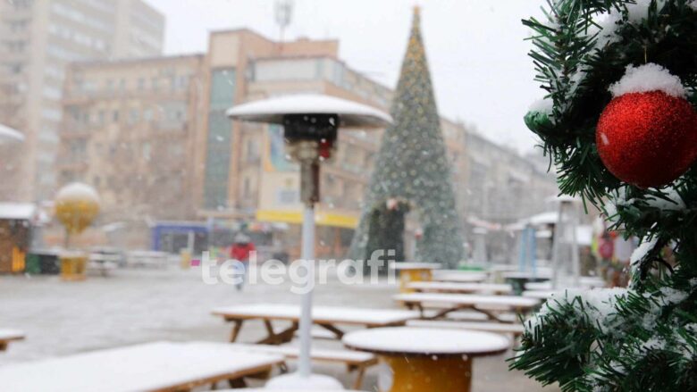 Në prag të festave të fundvitit, Prishtina mbulohet nga fjollat e borës