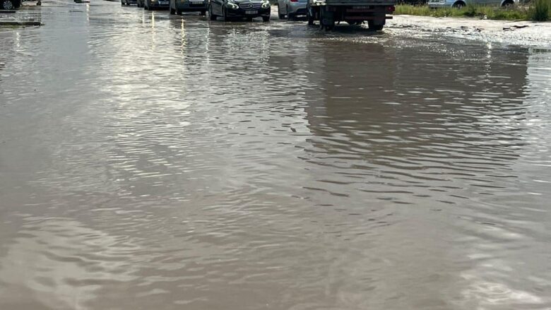 Rruga Ferizaj-Prishtinë përmbytet nga uji, reagojnë qytetarët e bizneset