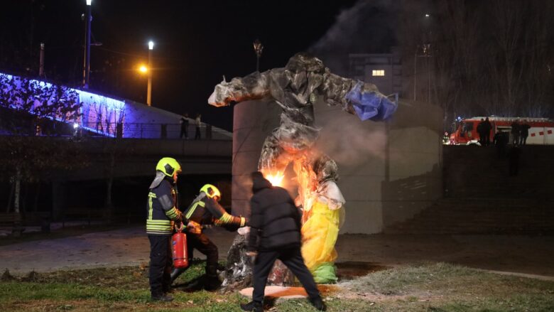 Në Mitrovicë digjet një vepër arti që shpreh nevojën e mbrojtjes së lumenjve të qytetit