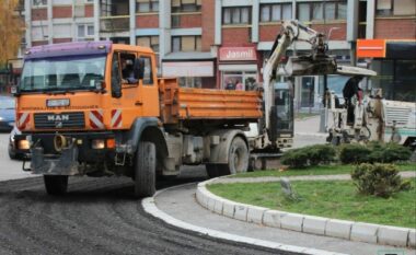 Vazhdon shtrimi i rrugëve me kubëza betoni në qendër të Mitrovicës Veriore