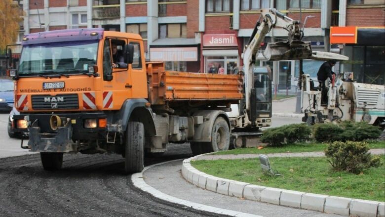 Vazhdon shtrimi i rrugëve me kubëza betoni në qendër të Mitrovicës Veriore