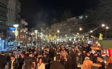 Vazhdon atmosfera e ngrohtë e fundvitit – Edhe sonte do të ketë muzikë live në sheshin festiv të Mitrovicës