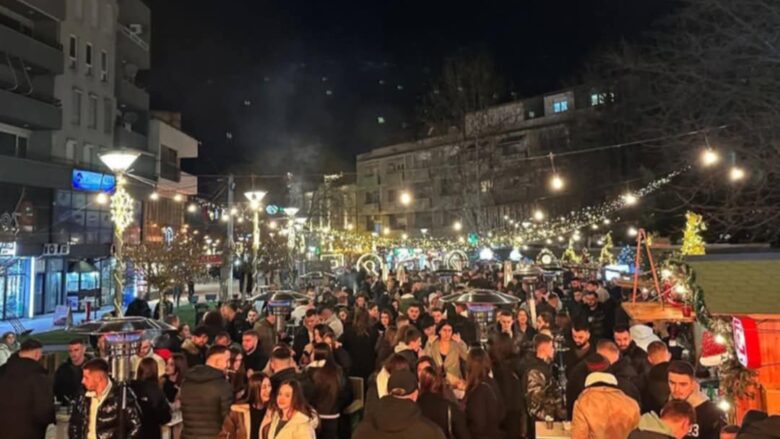 Vazhdon atmosfera e ngrohtë e fundvitit – Edhe sonte do të ketë muzikë live në sheshin festiv të Mitrovicës