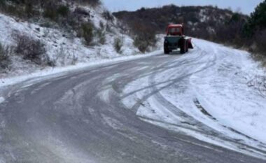 Reshjet e borës – Rrugët në Mitrovicë janë të kalueshme