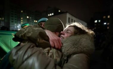 Video plot emocion, inteligjenca ukrainase publikon pamjet e lirimit të burgosurve të luftës që ribashkohen me familjet e tyre