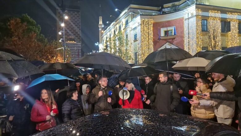 Nis mosbindja civile e opozitës në Shqipëri, bllokohen akset kryesore