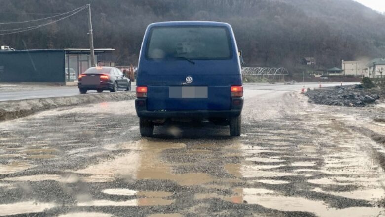 ​Vështirësohet qarkullimi në rrugën Podujevë-Prishtinë, shkak reshjet e shiut dhe borës