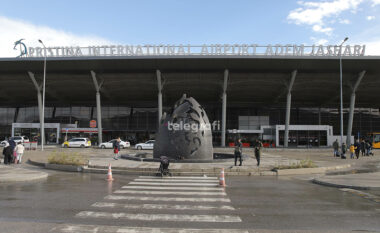 Kërcënoi një prokuror përmes rrjeteve sociale, kosovari arrestohet në Aeroportin e Prishtinës