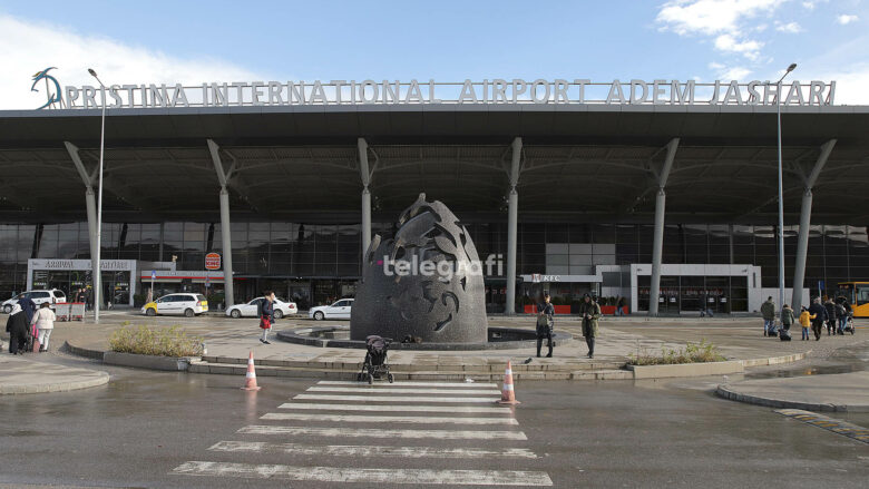 Kërcënoi një prokuror përmes rrjeteve sociale, kosovari arrestohet në Aeroportin e Prishtinës