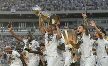 Çmenduri e madhe në finalen e Copa Libertadores, Botafogo shënoi tre gola me një lojtar më pak për trofeun e parë në histori