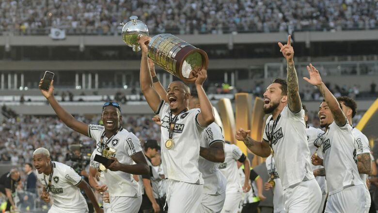 Çmenduri e madhe në finalen e Copa Libertadores, Botafogo shënoi tre gola me një lojtar më pak për trofeun e parë në histori