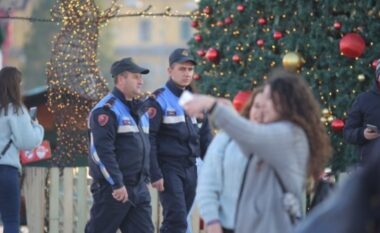 Punonjësit e policisë në Shqipëri shpërblehen me 100 euro për festat e fundvitit