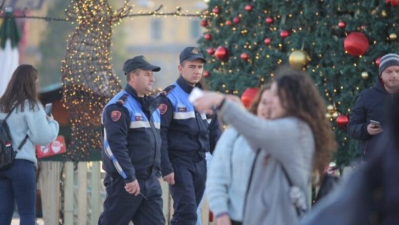 Punonjësit e policisë në Shqipëri shpërblehen me 100 euro për festat e fundvitit