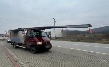 Transportonte llamarinë jashtë përmasave të lejuara, gjobitet shoferi në Koshare dhe kompania 