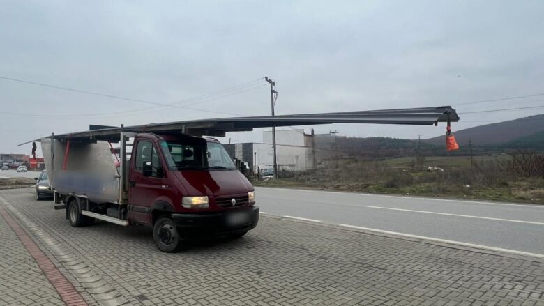 Transportonte llamarinë jashtë përmasave të lejuara, gjobitet shoferi në Koshare dhe kompania 