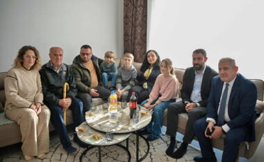 Osmani vizitoi familjen Behrami në Kroin e Vitakut: Familje qëndrestare