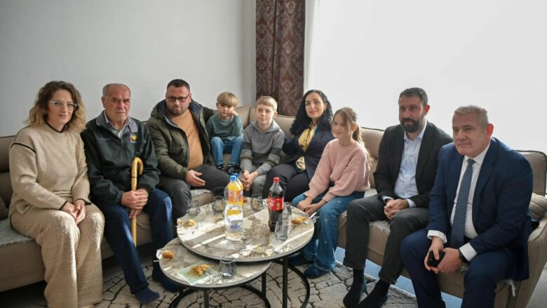 Osmani vizitoi familjen Behrami në Kroin e Vitakut: Familje qëndrestare