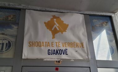 Personat e verbër në Gjakovë ballafaqohen me sfidat e përhershme të qasjes në informacion dhe edukim