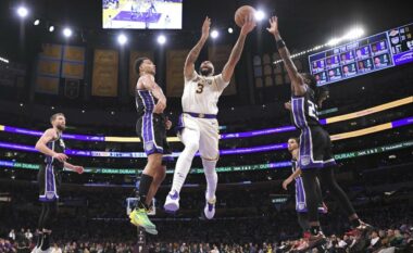 Davis shkëlqen në mungesë të LeBron James, Lakers triumfojnë ndaj Kings