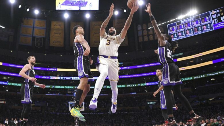 Davis shkëlqen në mungesë të LeBron James, Lakers triumfojnë ndaj Kings