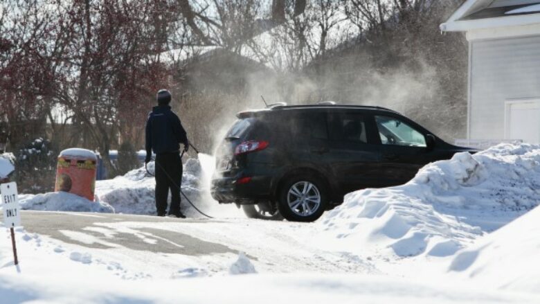 Si ta lani veturën në temperatura jashtëzakonisht të ulëta?