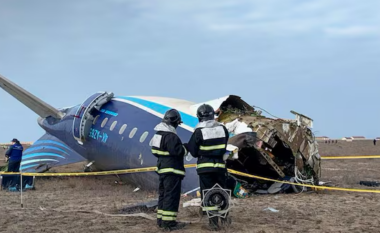 Ekuipazhi luftoi për të shpëtuar pasagjerët deri në momentin e fundit – detaje tronditëse nga rrëzimi i aeroplanit në Kazakistan