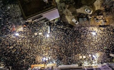 Studentët protestojnë para televizionit publik të Serbisë – reagojnë edhe ndaj deklaratave të Vuçiqit