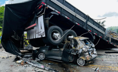 Mbi 30 të vdekur nga përplasja e një kamioni dhe një autobusi në Brazil