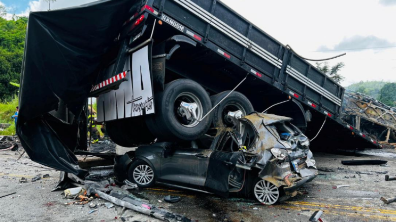 Mbi 30 të vdekur nga përplasja e një kamioni dhe një autobusi në Brazil