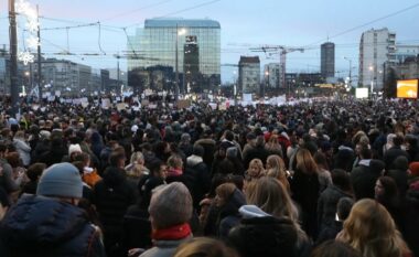 Protesta të tjera të mëdha në Beograd, njerëz të shumtë ia mësyjnë qendrës së qytetit – kishte mesazhe si “Duart e tua të përgjakura”