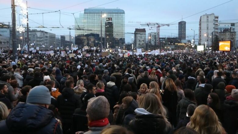 Protesta të tjera të mëdha në Beograd, njerëz të shumtë ia mësyjnë qendrës së qytetit – kishte mesazhe si “Duart e tua të përgjakura”