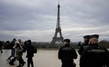 Turistët u evakuuan nga Kulla Eifel pas raportimeve për zjarr në ashensor