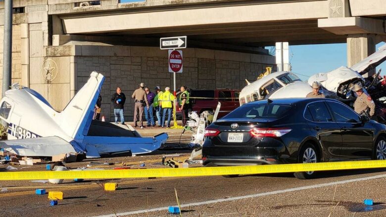 Aeroplani i vogël rrëzohet në autostradë, përplaset me vetura dhe u nda në gjysmë në Texas