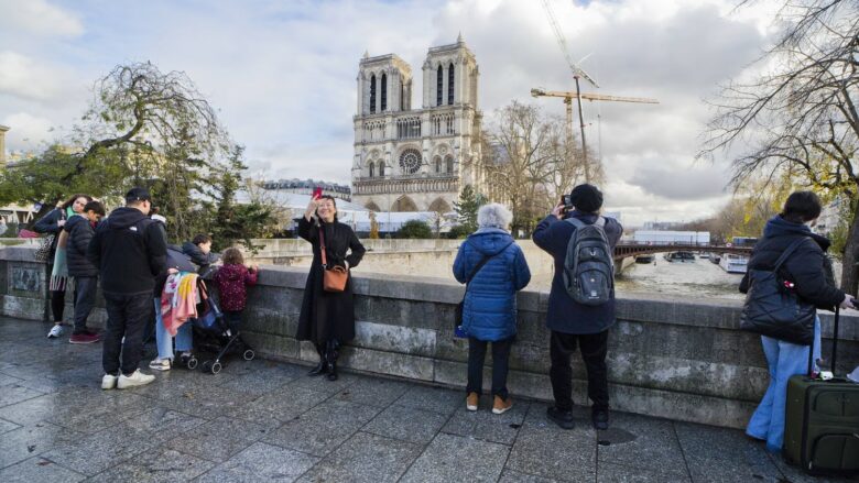 Trump shkon në Paris, në udhëtimin e tij të parë jashtë vendit që nga fitorja në zgjedhjet për president të SHBA-së