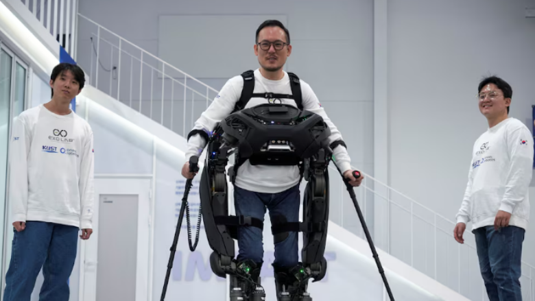 Ekipi nga Koreja e Jugut zhvillon robotin që ndihmon paraplegjikët të ecin