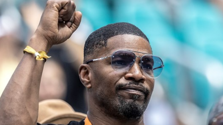 Derisa po festonte ditëlindjen në një restorant, Jamie Foxx u godit me një gotë në fytyrë