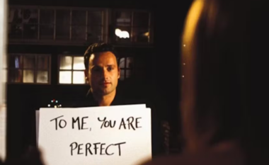 Keira Knightley për skenën e pakëndshme nga filmi “Love Actually”: Ishte rrëqethëse