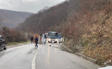 Aksident në Badoc, rrokulliset një kamionetë