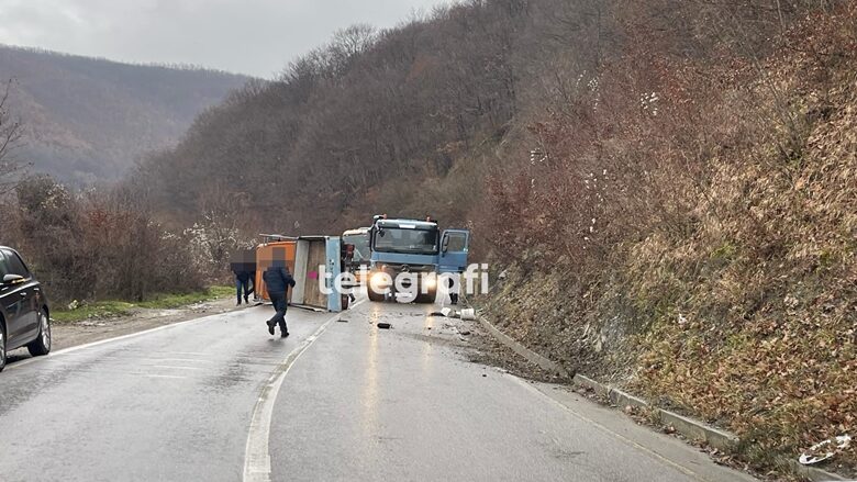 Aksident në Badoc, rrokulliset një kamionetë