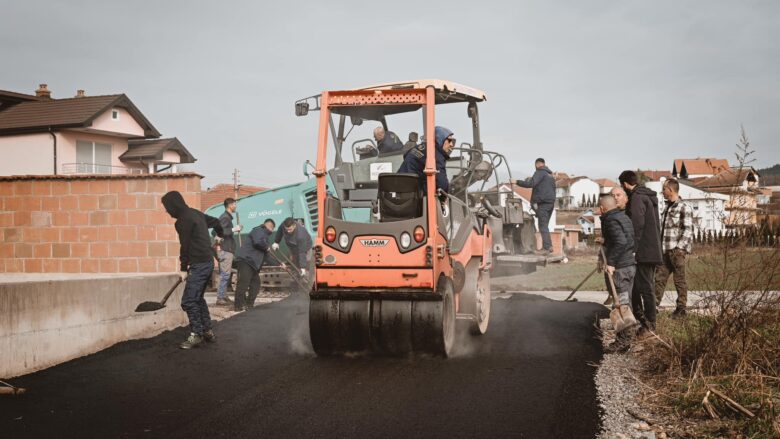 Asfaltohen pesë rrugë në fshatin Muçiverc të Kamenicës