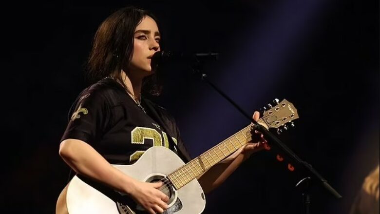 Billie Eilish performon në LA, një ditë pas incidentit me një byzylyk në skenë