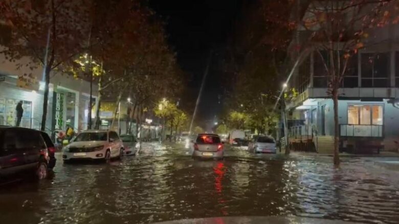 Reshjet e shiut, banorët mbeten të bllokuar në Durrës: Nuk dalim dot nga shtëpia prej dy ditësh