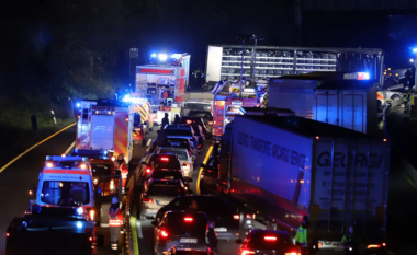 Disa të lënduar pasi shoferi i kamionit që po lëvizte në mënyrë të pasigurt shkaktoi dy aksidente në autostradat e Gjermanisë