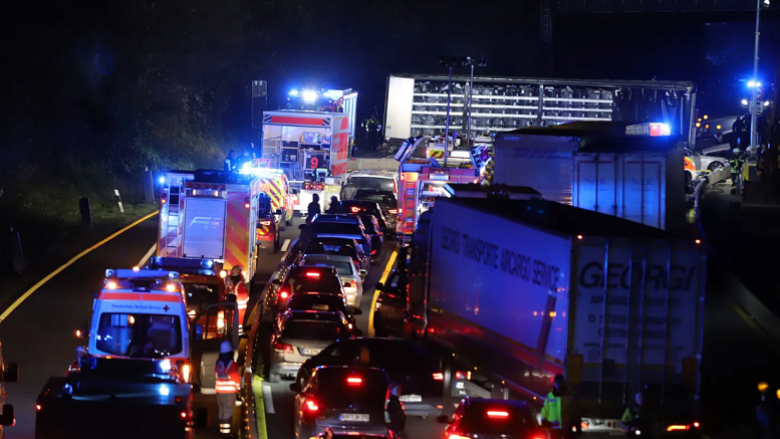 Disa të lënduar pasi shoferi i kamionit që po lëvizte në mënyrë të pasigurt shkaktoi dy aksidente në autostradat e Gjermanisë