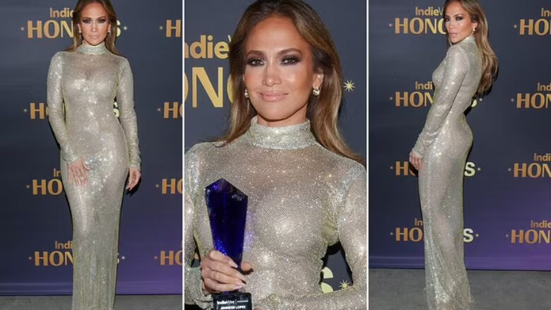 Jennifer Lopez shkëlqen me një fustan të gjatë plot shkëlqim në ceremoninë “Indiewire Honors”