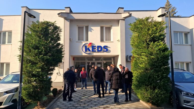 Grazhdaniku vazhdon protestën për rrymë pa mbështetje të plotë, KEDS-i premton investime  